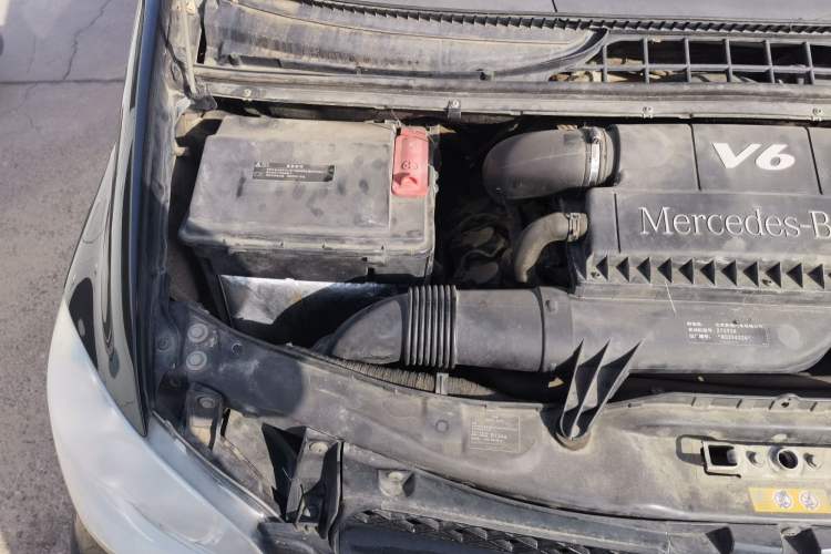 Used Mercedes-Benz Vito 2011 2.5L Elite Edition Engine Bay Right