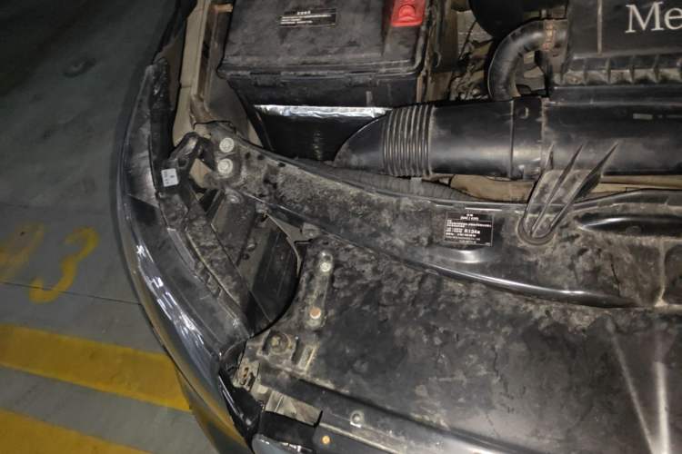 Used Mercedes-Benz Vito 2011 2.5L 7-seater executive version Engine Bay Right
