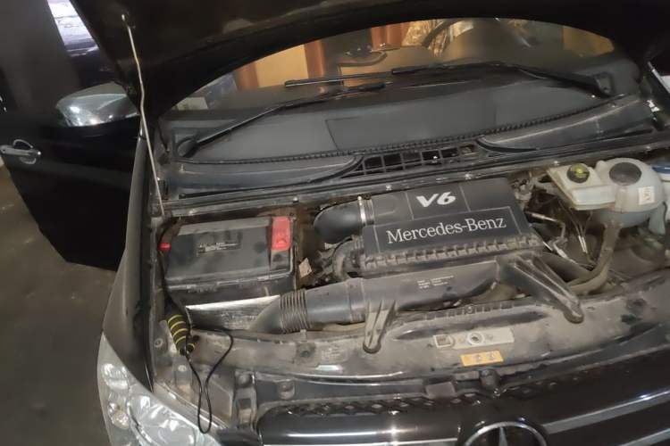 Used Mercedes-Benz Vito 2011 2.5L 7-seater executive version Engine Bay Right