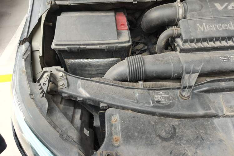 Used Mercedes-Benz Vito 2011 2.5L 7-seater executive version Engine Bay Right
