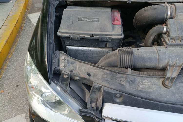 Used Mercedes-Benz Vito 2011 2.5L 7-seater executive version Engine Bay Right