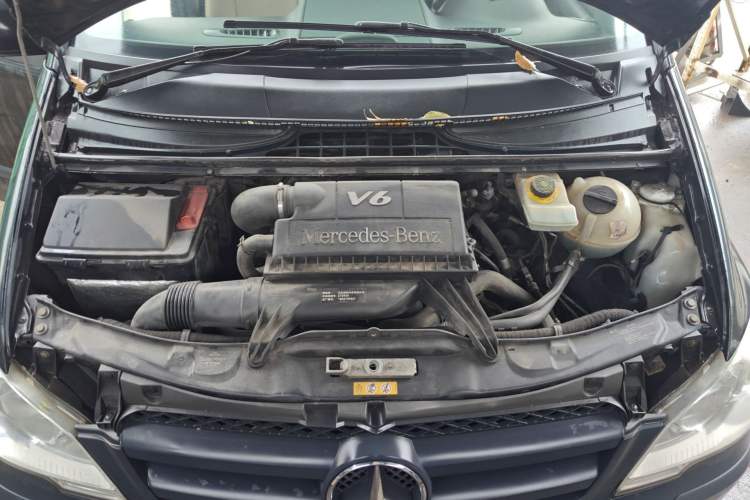 Used Mercedes-Benz Vito 2011 2.5L 7-seater executive version Engine Bay