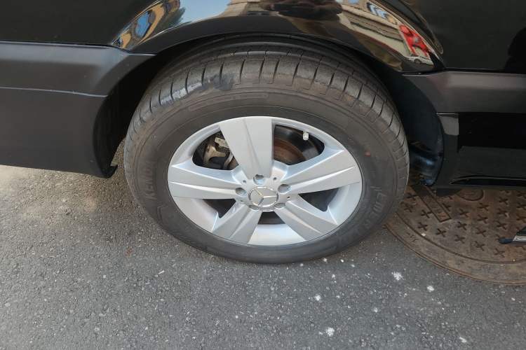 Used Mercedes-Benz Vito 2011 2.5L 7-seater executive version Exterior 5