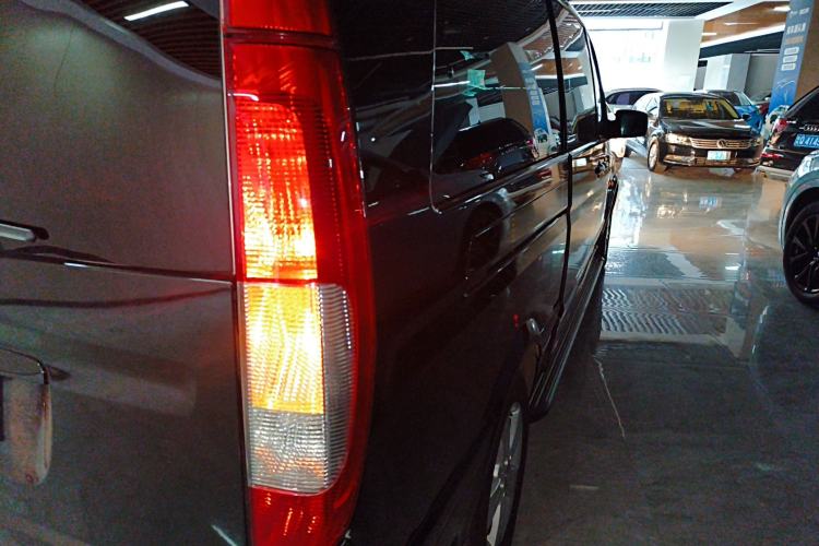 Used Mercedes-Benz Vito 2011 2.5L 7-seater executive version Exterior 6