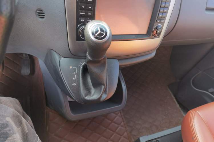 Used Mercedes-Benz Vito 2011 2.5L Elite Edition Gear Lever