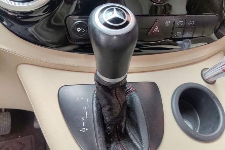 Used Mercedes-Benz Vito 2011 2.5L Elite Edition Gear Lever