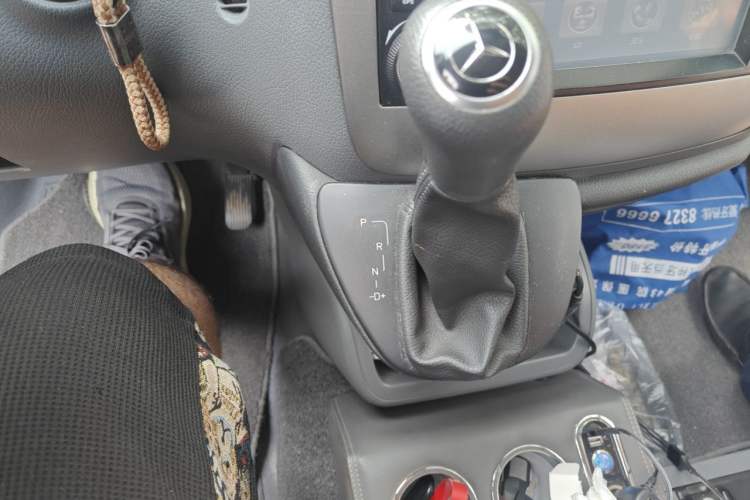 Used Mercedes-Benz Vito 2011 2.5L Elite Edition Gear Lever