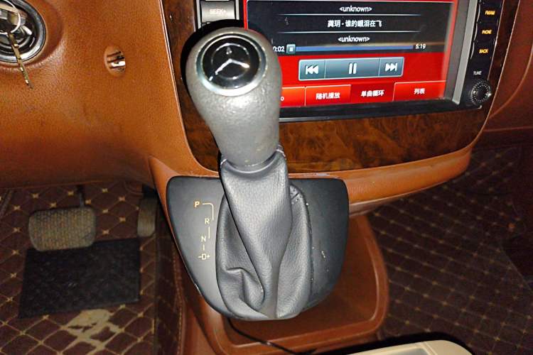 Used Mercedes-Benz Vito 2011 2.5L 7-seater executive version Gear Lever
