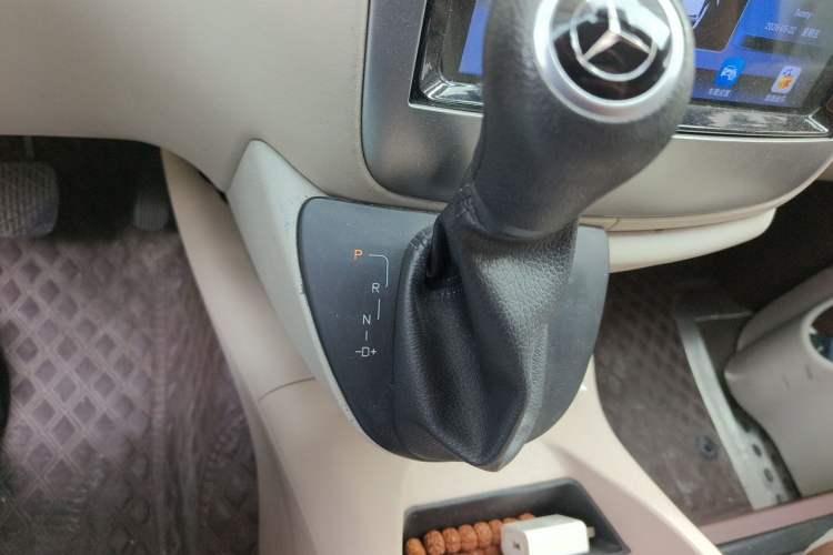 Used Mercedes-Benz Vito 2011 2.5L 7-seater executive version Gear Lever