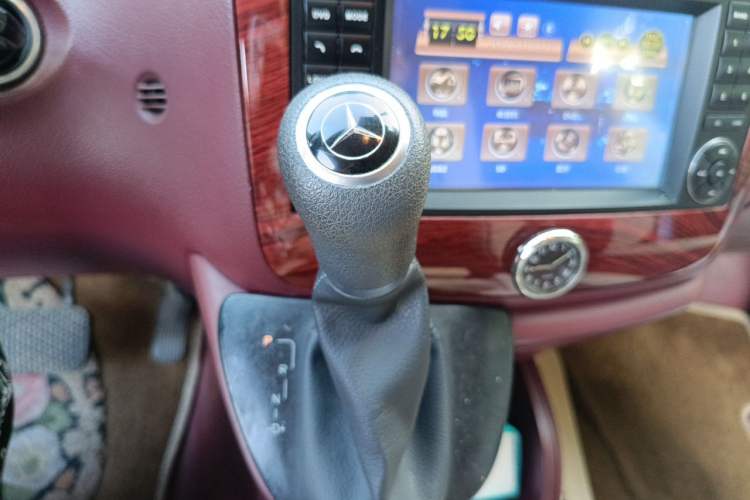 Used Mercedes-Benz Vito 2011 2.5L 7-seater executive version Gear Lever