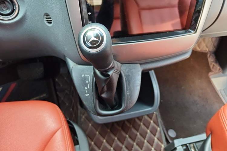 Used Mercedes-Benz Vito 2011 2.5L 7-seater executive version Gear Lever