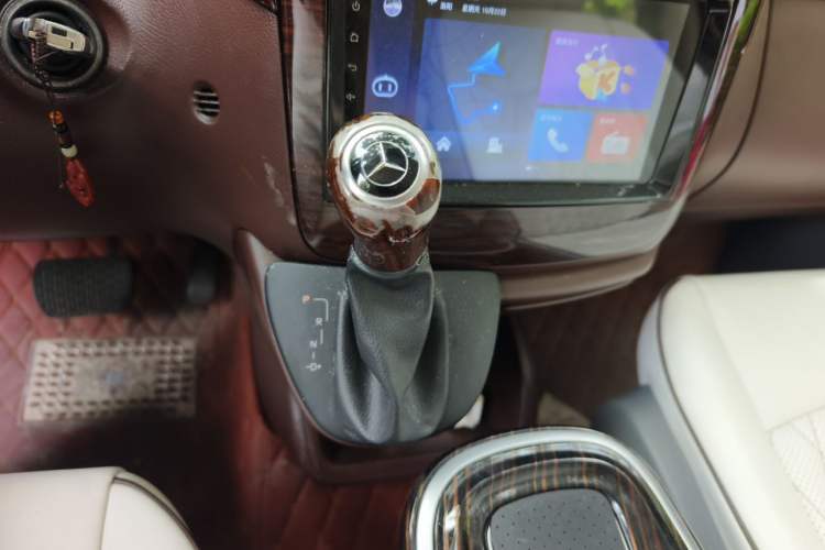 Used Mercedes-Benz Vito 2011 2.5L 7-seater executive version Gear Lever