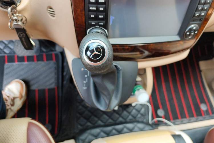 Used Mercedes-Benz Vito 2011 2.5L 7-seater executive version Gear Lever