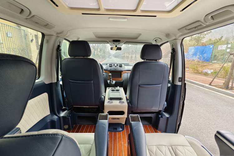 Used Mercedes-Benz Vito 2011 2.5L 7-seater executive version Headliner