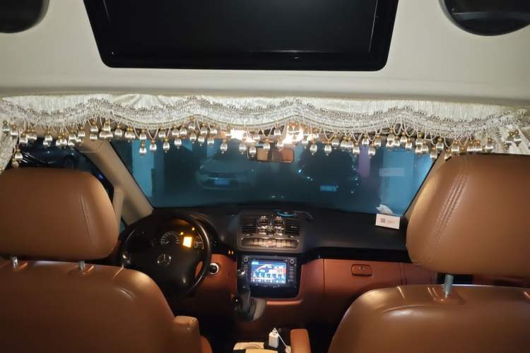 Used Mercedes-Benz Vito 2011 2.5L 7-seater executive version Headliner