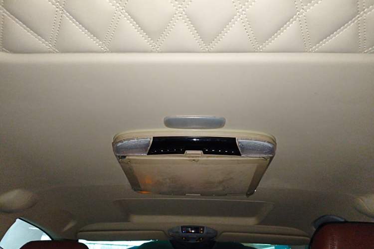 Used Mercedes-Benz Vito 2011 2.5L 7-seater executive version Headliner