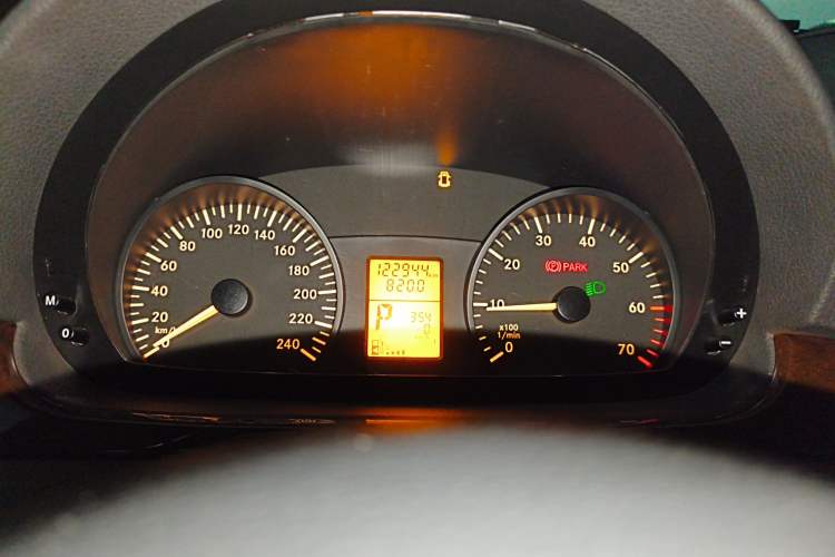 Used Mercedes-Benz Vito 2011 2.5L 7-seater executive version Instrument Cluster