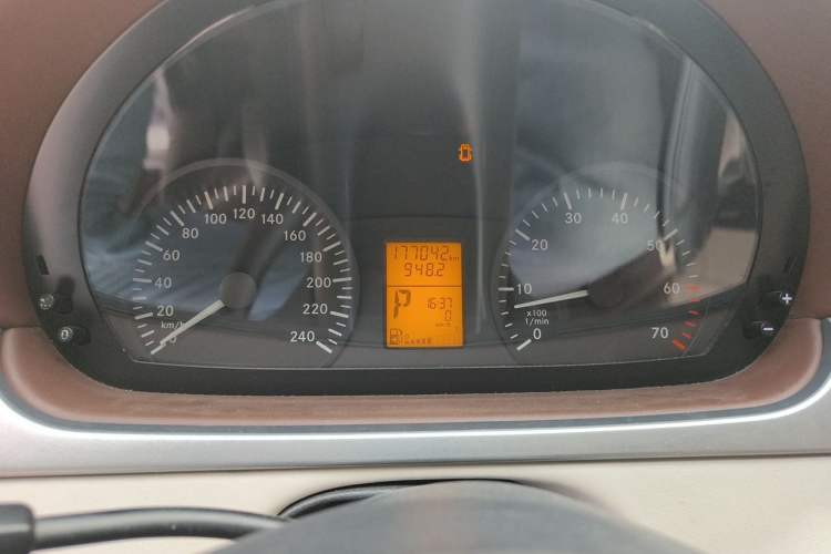 Used Mercedes-Benz Vito 2011 2.5L 7-seater executive version Instrument Cluster