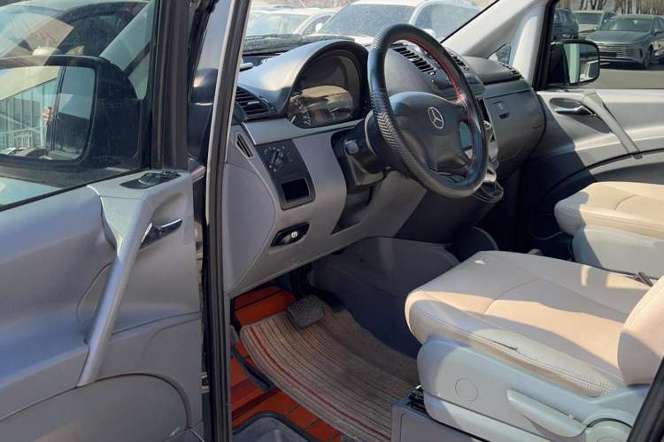 Used Mercedes-Benz Vito 2011 2.5L 7-seater executive version Interior 1