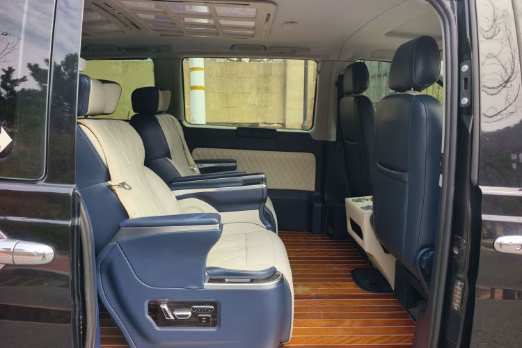 Used Mercedes-Benz Vito 2011 2.5L 7-seater executive version Interior 10