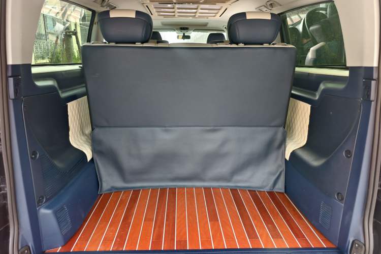 Used Mercedes-Benz Vito 2011 2.5L 7-seater executive version Interior 11