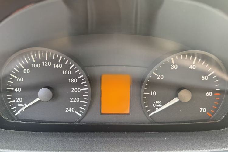 Used Mercedes-Benz Vito 2011 2.5L 7-seater executive version Interior 11