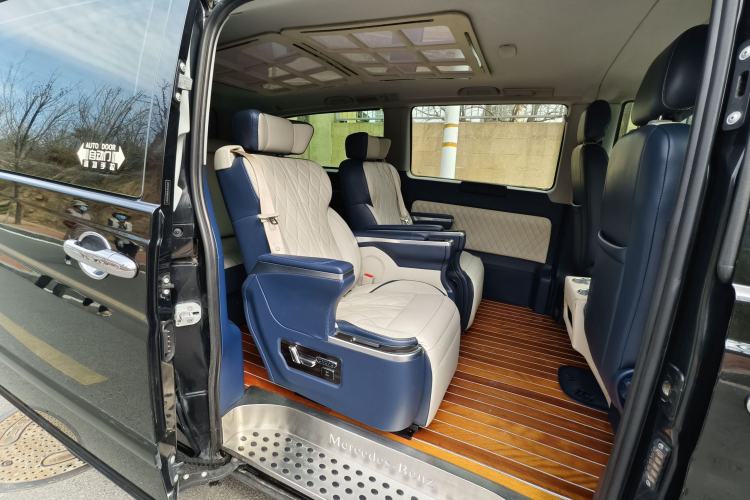 Used Mercedes-Benz Vito 2011 2.5L 7-seater executive version Interior 2
