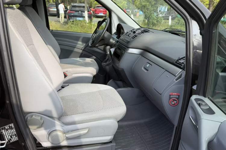 Used Mercedes-Benz Vito 2011 2.5L 7-seater executive version Interior 2