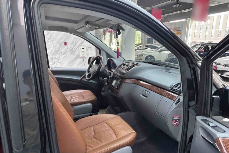 Used Mercedes-Benz Vito 2011 2.5L 7-seater executive version Interior 2