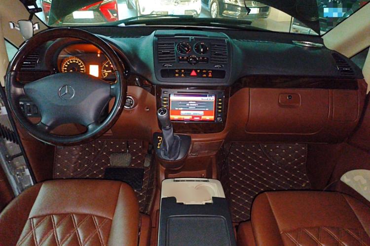 Used Mercedes-Benz Vito 2011 2.5L 7-seater executive version Interior 2