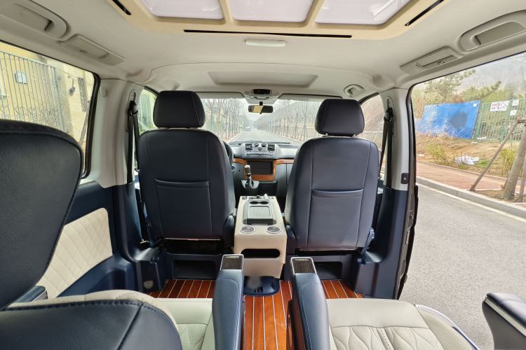 Used Mercedes-Benz Vito 2011 2.5L 7-seater executive version Interior 3