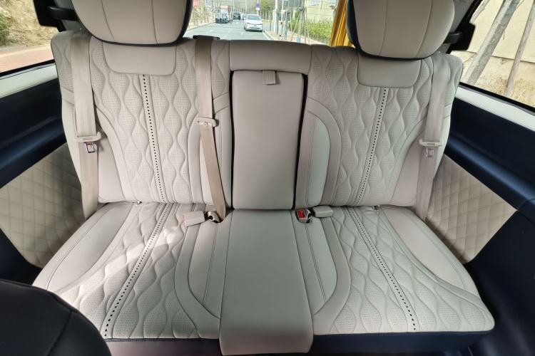 Used Mercedes-Benz Vito 2011 2.5L 7-seater executive version Interior 4