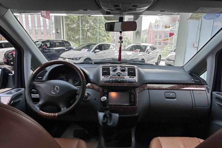 Used Mercedes-Benz Vito 2011 2.5L 7-seater executive version Interior 5