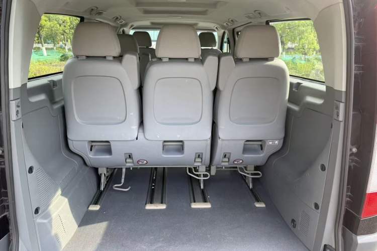 Used Mercedes-Benz Vito 2011 2.5L 7-seater executive version Interior 7