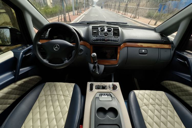 Used Mercedes-Benz Vito 2011 2.5L 7-seater executive version Interior 8