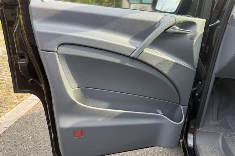 Used Mercedes-Benz Vito 2011 2.5L 7-seater executive version Interior 9