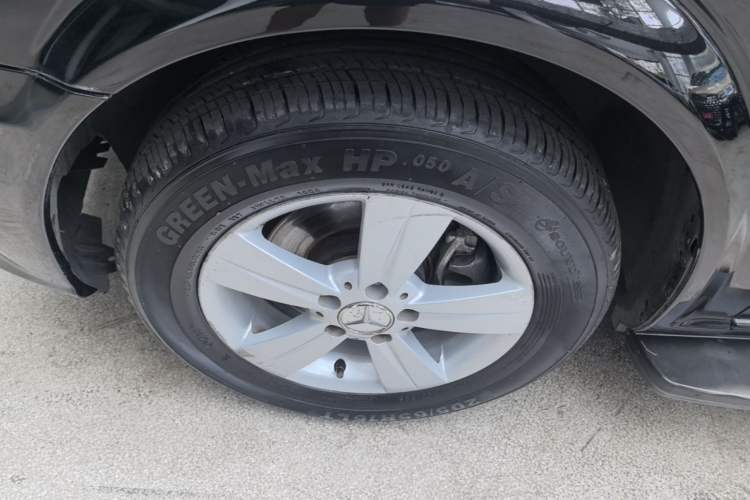 Used Mercedes-Benz Vito 2011 2.5L 7-seater executive version Left Front Wheel Hub