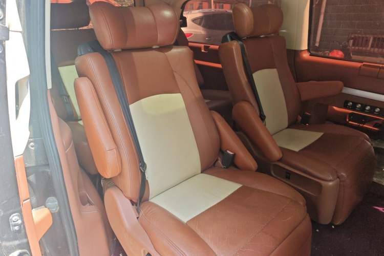 Used Mercedes-Benz Vito 2011 2.5L 7-seater executive version Left Rear Seat