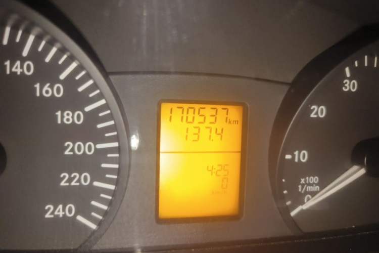 Used Mercedes-Benz Vito 2011 2.5L 7-seater executive version Odometer Close Up