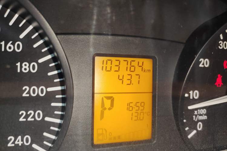 Used Mercedes-Benz Vito 2011 2.5L 7-seater executive version Odometer Close Up