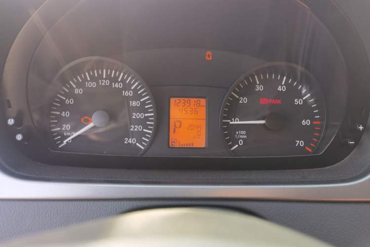 Used Mercedes-Benz Vito 2011 2.5L Elite Edition Odometer Close Up