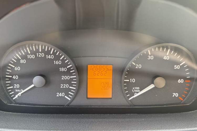 Used Mercedes-Benz Vito 2011 2.5L 7-seater executive version Odometer Close Up