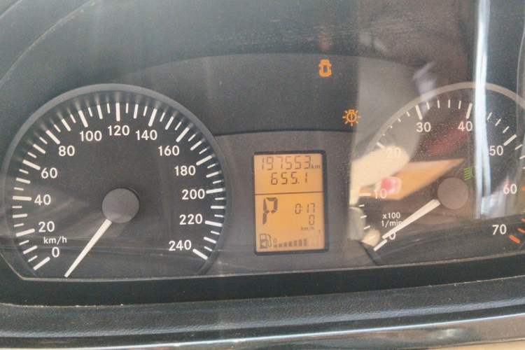 Used Mercedes-Benz Vito 2011 2.5L Business Edition Odometer Close Up