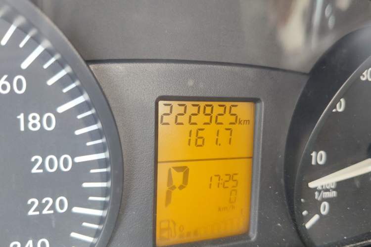 Used Mercedes-Benz Vito 2011 2.5L Elite Edition Odometer Close Up