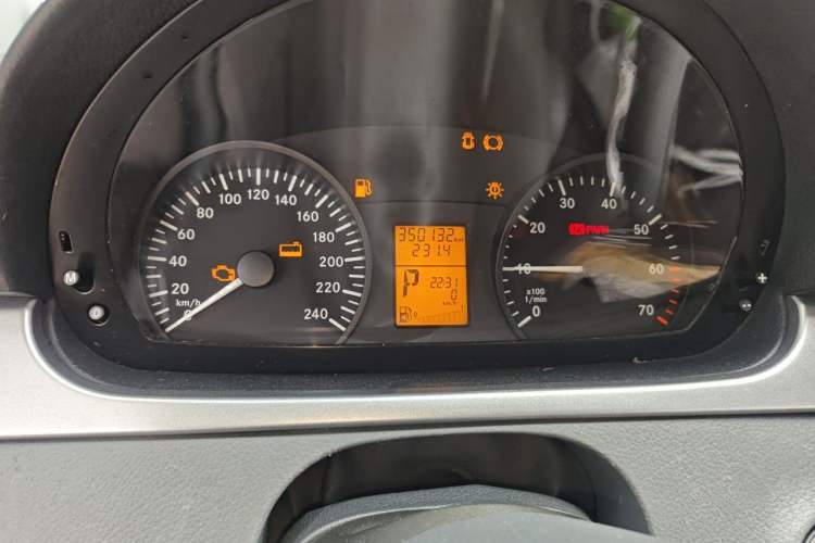Used Mercedes-Benz Vito 2011 2.5L 7-seater executive version Odometer Close Up