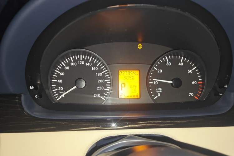 Used Mercedes-Benz Vito 2011 2.5L 7-seater executive version Odometer Close Up