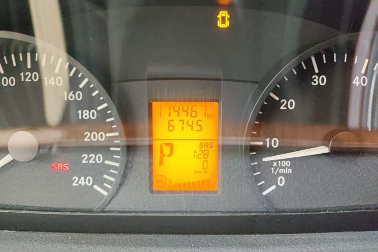 Used Mercedes-Benz Vito 2011 2.5L Elite Edition Odometer Close Up