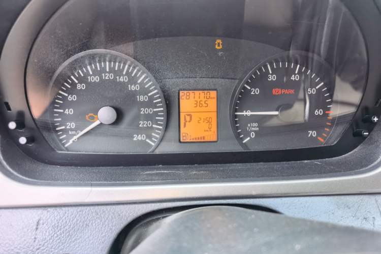 Used Mercedes-Benz Vito 2011 2.5L Elite Edition Odometer Close Up