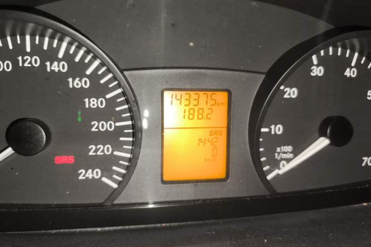 Used Mercedes-Benz Vito 2011 2.5L 7-seater executive version Odometer Close Up