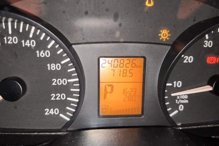 Used Mercedes-Benz Vito 2011 2.5L Elite Edition Odometer Close Up